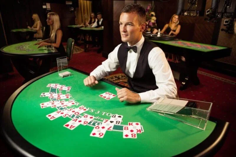 Tampilan dealer live dan area meja kasino
